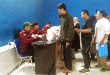 Photo of Aparat Pemerintah Desa Cihanjuang Kabupaten Bandung Barat Bagikan 2049 Karung Beras untuk Lansia dan Miskin Ekstrim