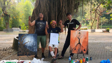 Photo of Tiga Seniman Cimahi Lakukan Atraksi Melukis On the Spot di Plaza Rakyat Pemkot Cimahi