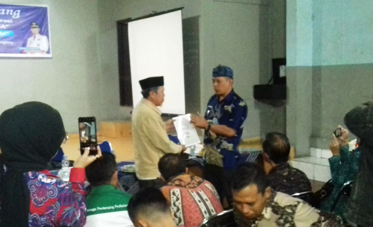 Camat Parongpong, H. Herman Permadi, A.P. saat menyerahkan buku panduan secara simbolis kepada Kepala Desa Sariwangi, Eden Darmanah dalam acara "Saba Desa" di Desa Sariwangi pada Kamis, 20 Juli 2023