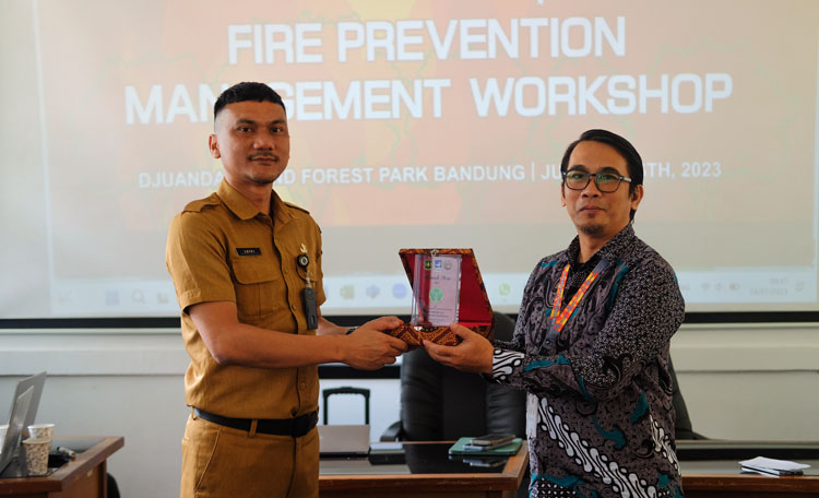 Penyerahan plakat dari perwakilan Yayasan Puter Indonesia kepada Kepala Balai Taman Hutan Raya Ir. Djuanda, Kota Bandung, Lutfi Erizka – (Sumber: PMN)