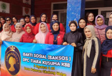 Photo of Masyarakat Desa Puteran Nikmati Potong Rambut Gratis dari Penata Rias Profesional