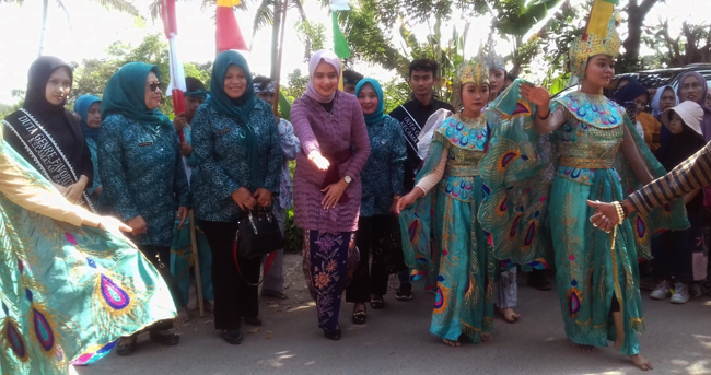 Ketua TP PKK Kabupaten Bandung Barat Sonya Fatmala disambut Tarian Merak saat hadir di Desa Cangkorah, Kecamatan Batujajar pada Kamis, 10 Agustus 2023