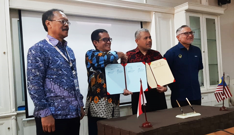 Prof. Dr. Dadang Suganda M.Hum , Rektor Universitas Widyatama (kiri) dan Rektor UiTM Perak Malaysia Prof. Dr. Nur Hisham Ibrahim (kanan)