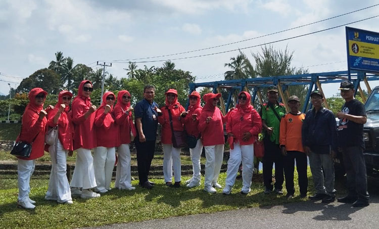 Salah satu kelompok masyarakat yang menghadiri pengibaran bendera merah putih raksasa di Jembatan Batang Agam, Jalan Surabaya, Kecamatan Payakumbuh Barat, Kota Payakumbuh