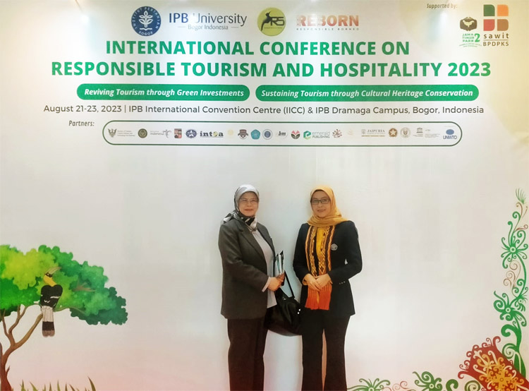 Ketua STIEPAR YAPARI, Prof. Dr. Enok Maryani, M.S. dan Kepala LPPMJ STIEPAR YAPARI, Titing Kartika, S.Pd. M.M., M.B.A. saat keduanya menghadiri Opening Session acara ICRTH 2023 di IPB University, Bogor, Jawa Barat