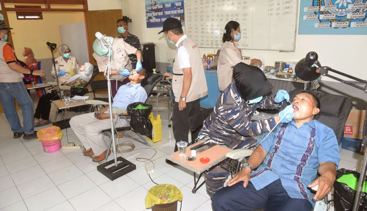 Tim medis sedang memeriksa kesehatan gigi pasien dalam rangka acara bakti sosial yang dilaksanakan oleh Altar 89 wilayah Surabaya