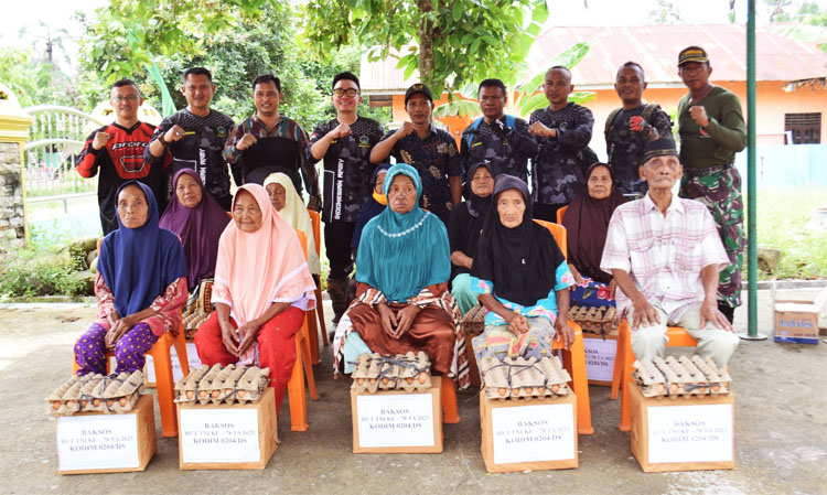 Kodim 02/04 DS saat berbagi sembako bersama warga Desa Kotasan, Kabupaten Deli Serdang pada Minggu, 24 September 2023 - (Sumber: Mukhtar Habib)