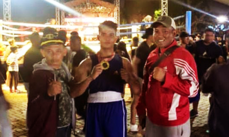 Salah satu atlit tinju yang siap berlaga dalam ajang “Pusara Super Fight 2023” yang berlangsung di halaman Parkir Jembatan Merah Plaza (JMP) Surabaya