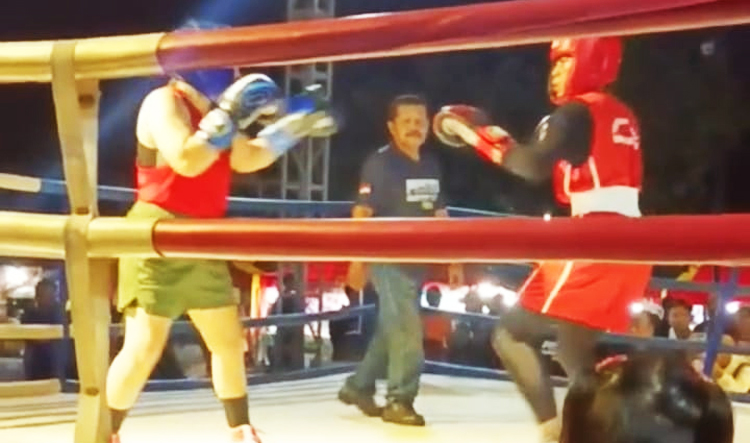 Dua atlit tinju sedang berlaga adu kekuatan dalam event "Pusara Super Fight 2023” yang berlangsung di halaman Parkir Jembatan Merah Plaza (JMP) Surabaya - (Sumber: Dispen Koarmada II)