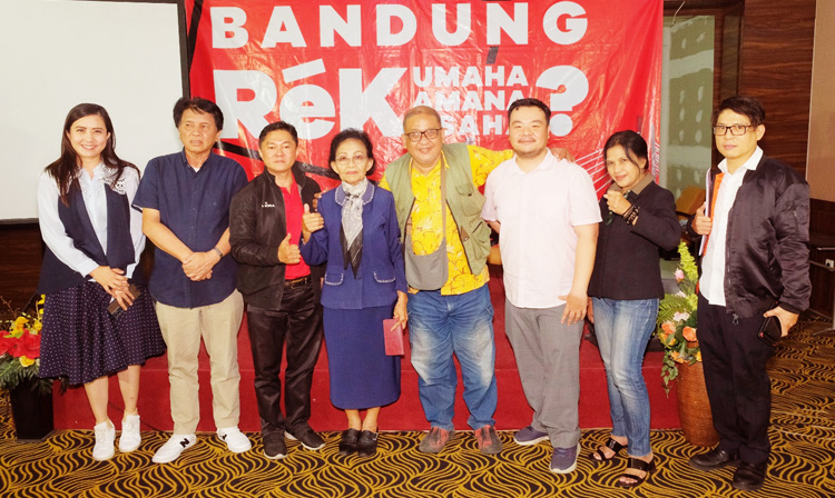 Foto bersama para audience Bandung Ngariung: Maria Rosalinda, S.Sos., M.Si., Perry Tristianto, Roy, S.H., Maria Elka, Jeremy Huang, Christian Julianto Budiman, Ambu Ririn, dan Erick Darmadjaya, B.Sc. M.K.P. - (Sumber: Manda/PMN)