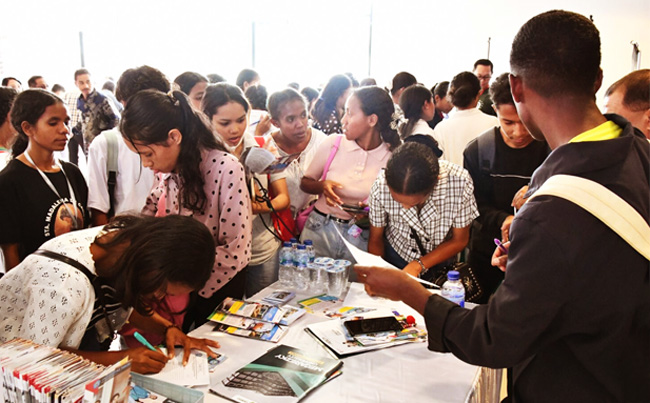 Para pelajar Timor Leste berduyun-duyun menghadiri acara pembukaan “Indonesian High Education Expo” tahun 2023 yang digelar di Gedung PBI Dili, Timor Leste