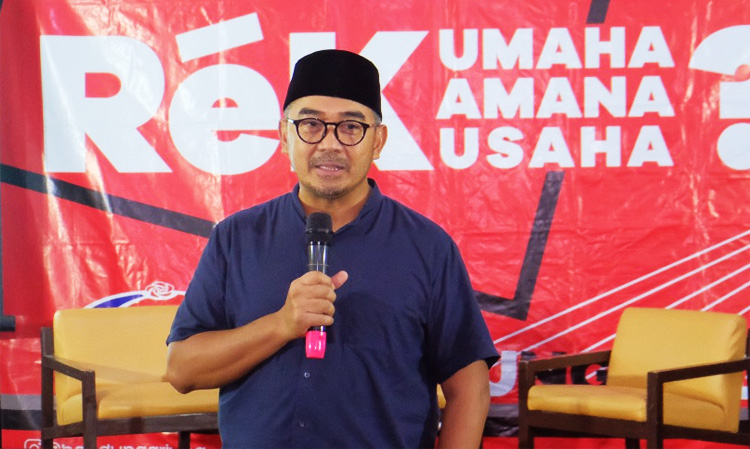 Muhammad Farhan yang akrab disapa Kang Farhan, anggota DPR RI perwakilan dari Jawa Barat yang turut hadir dalam acara Bandung Ngariung di D’Botanica R. Azelea 2 Lantai P1, Jln. Dr. Junjunan 143-149, Kota Bandung pada Rabu (29/11/2023) kemarin - (Sumber: Manda/PMN)