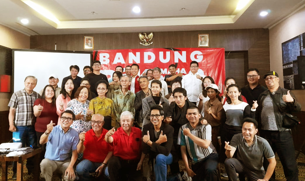 Foto bersama para peserta diskusi bertema “Melesat di Era Digital” yang berlangsung di D’Botanica Bandung pada Rabu, 15 November 2023