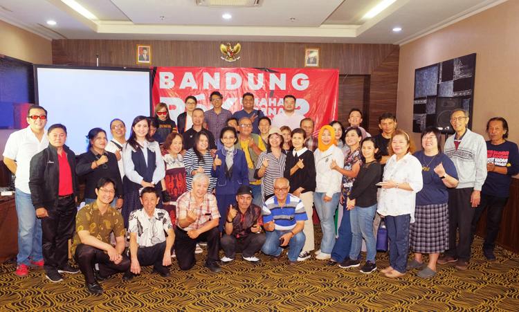 Foto bersama semua peserta Bandung Ngariung pada Rabu (29/11/2023) di D’Botanica R. Azelea 2 Lantai P1, Jln. Dr. Junjunan 143-149, Pajajaran, Kota Bandung - (Sumber: Manda/PMN)