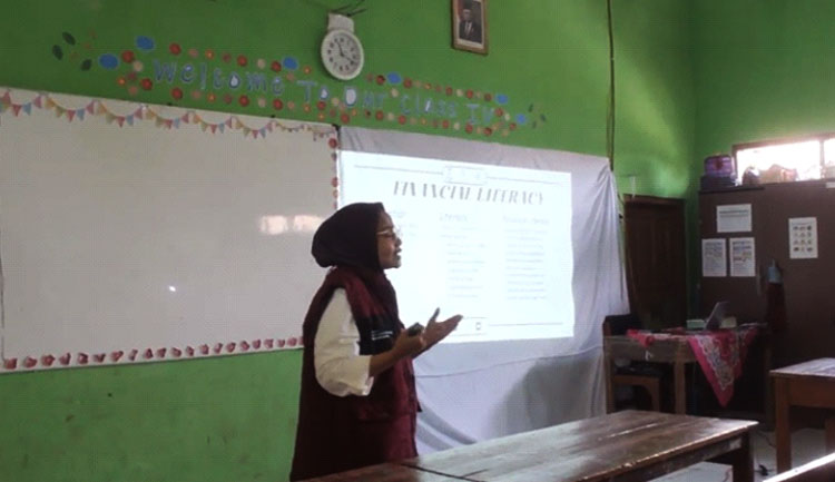 Pemberian materi yang dilakukan oleh salah satu dosen Fakultas Ekonomi dan Bisnis Telkom University terhadap guru SD Margabakti, Desa Pulosari, Pangalengan, Kabupaten Bandung - (Sumber: DFS/PMN)
