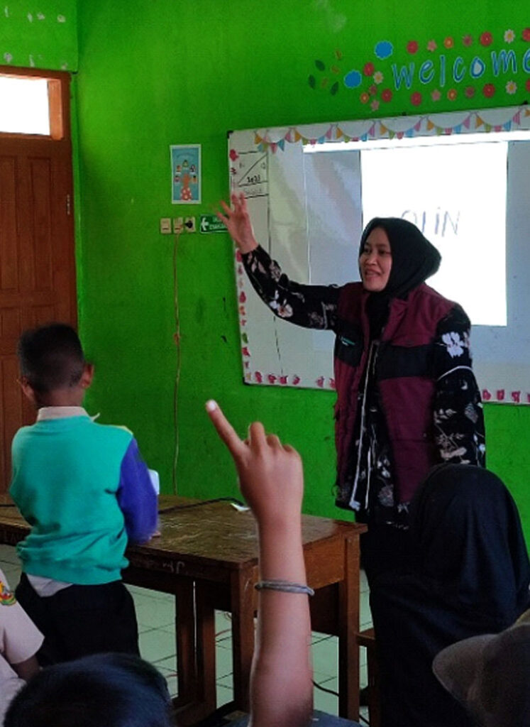 Pemberian materi menabung dari usia dini bagi murid SDN Margabakti oleh dosen FEB Tel-U -(Sumber: DFS/PMN)