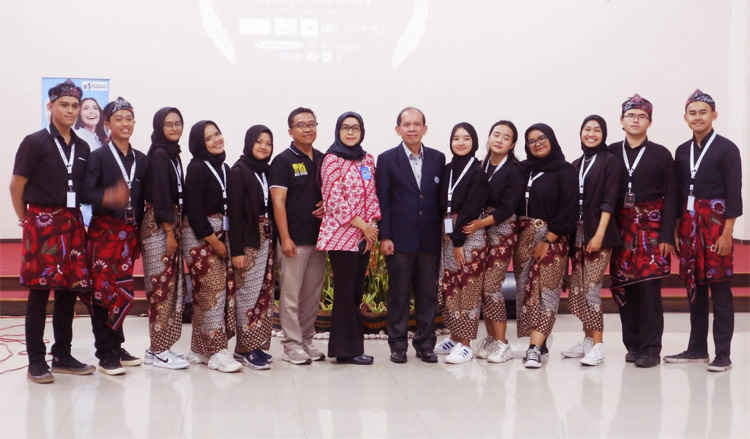 Dosen pengampu mata kuliah beserta Kaprodi Manajemen dan mahasiswa panitia