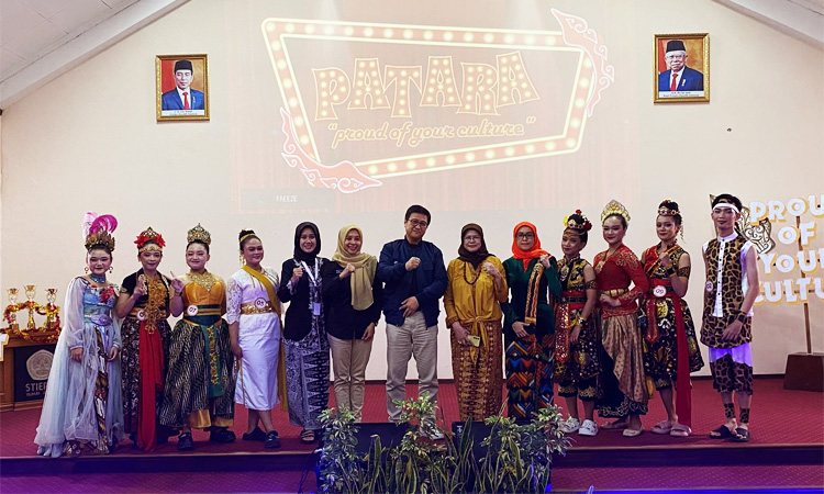 Foto bersama Kepala Disbudpar Kota Bandung, Drs. Arief Syaifudin, S.H. M.Par.