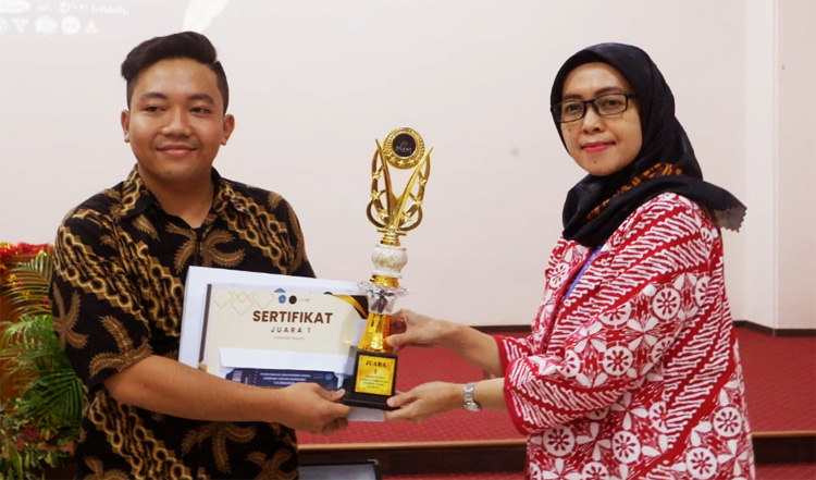 Dosen pengampu Manajemen MICE dan Pengembangan Bisnis, Titing Kartika, S.Pd., M.M., M.B.A., memberikan hadiah kepada salah seorang juara Guide Competition - (Sumber: Humas STIEPAR YAPARI)