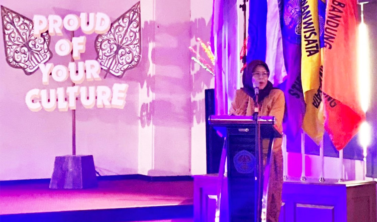 Ketua STIEPAR YAPARI, Prof. Dr. Enok Maryani, M.S. sedang menyampaikan kata sambutannya dalam event bertajuk “Patara Poulture: Proud of Your Culture”