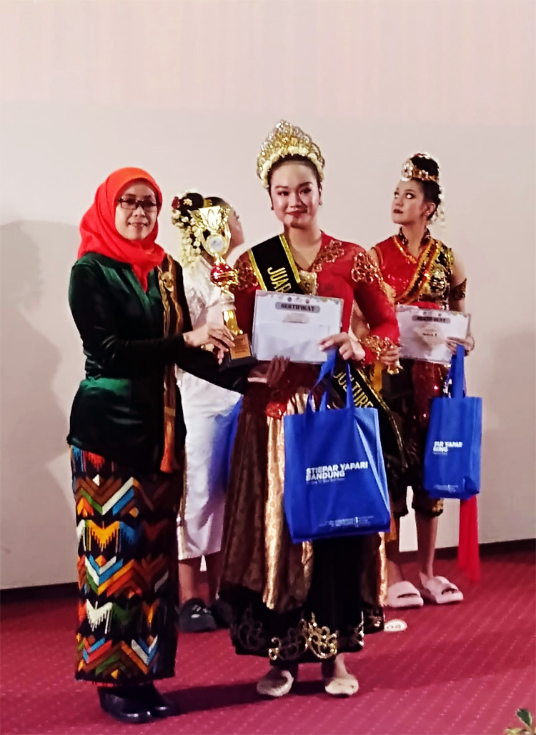 Dosen mata kuliah Manajemen MICE dan Pengembangan Bisnis, Titing Kartika, S.Pd., M.M., M.B.A. menyerahkan piala dan sertifikat kepada salah seorang juara