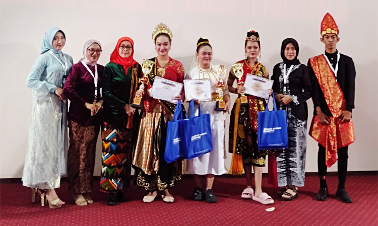 Foto bersama para juara kompetisi tari tradisional bertajuk “Patara Poulture: Proud of Your Culture”