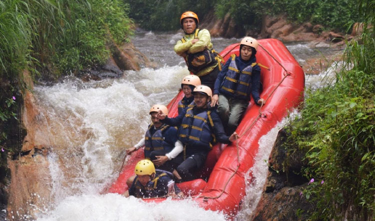 Salah satu kegiatan outbound yang dilakukan oleh dosen dan karyawan STIEPAR YAPARI Bandung