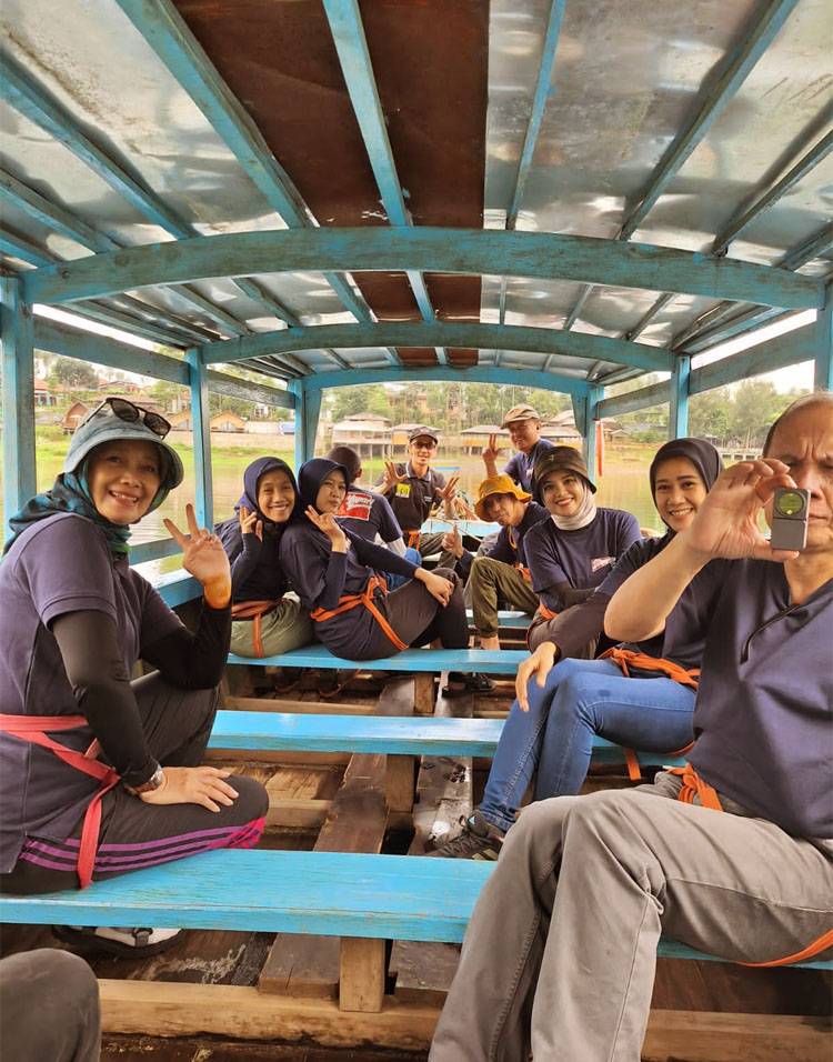 Peserta outbound STIEPAR YAPARI Bandung - (Sumber: Humas STIEPAR YAPARI)