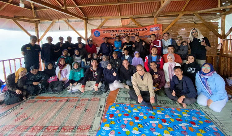 Foto bersama para peserta outbound STIEPAR YAPARI - (Sumber: Humas STIEPAR YAPARI)