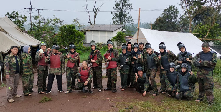 Foto bersama para peserta outbound STIEPAR YAPARI - (Sumber: Humas STIEPAR YAPARI)