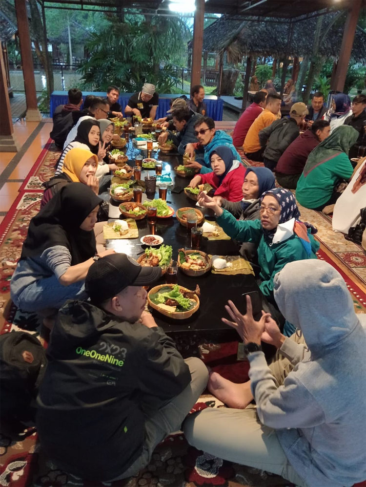 Momen kebersamaan menjalin keakraban peserta outbound STIEPAR YAPARI 2024 dengan menggelar acara makan bersama - (Sumber: Humas STIEPAR YAPARI)