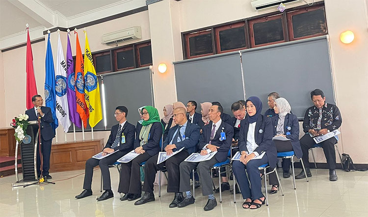 Ketua STIEPAR YAPARI Prof. Dr. Ahman, Drs. M.Pd. sedang memberikan pengarahan kepada pejabat struktural periode 2024-2028 yang dilantik