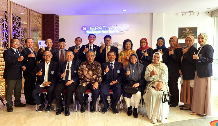 Foto bersama Dubes RI untuk Uzbeskistan, Prof. Dr. Sunaryo Kartadinata dengan Yayasan Yapari -Aktripa dan Senat Akademik STIEPAR
