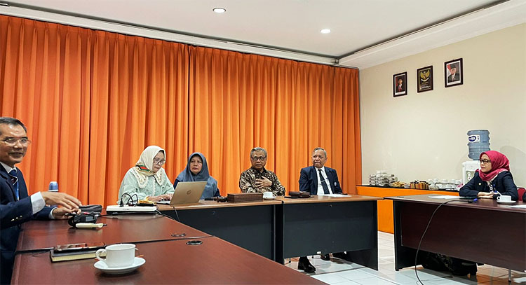 Suasana pertemuan antara Dubes RI untuk Uzbekistan dengan Yayasan dan Senat Akademik STIEPAR YAPARI Bandung pada Kamis, 18 April 2024