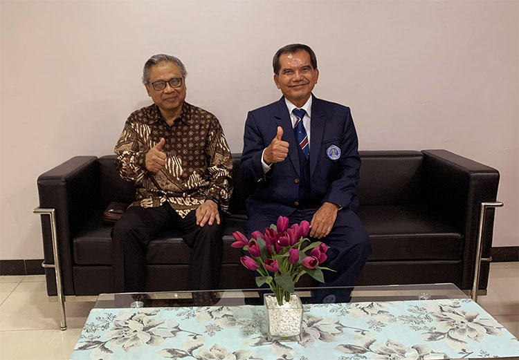 Suasana keakbraban antara Dubes RI untuk Uzbekistan Prof. Dr. Sunaryo Kartadinata (kiri) dengan Ketua STIEPAR YAPARI, Prof. Dr. Ahman, M.Pd. (kanan)
