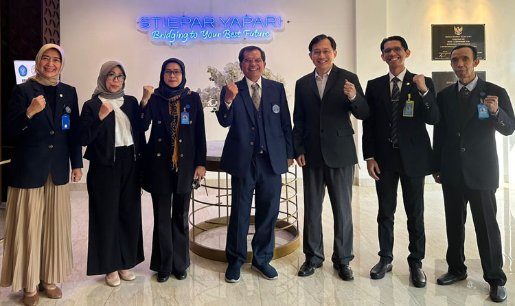 Menyambut kedatangan narasumber guest lecture dan academic sharing Prof. Dr. Hiram Ting