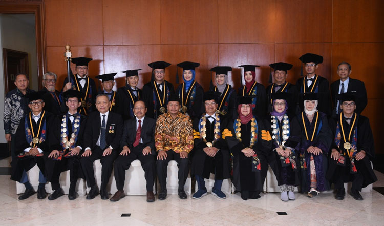 Jajaran senat akademik STIEPAR YAPARI bersama kepala LLDIKTI Wilayah IV dan Ketua Yayasan YAPARI AKTRIPA