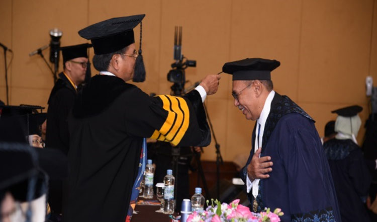 Ketua STIEPAR YAPARI, Prof. Dr. Ahman, M.Pd. sedang melantik wisudawan