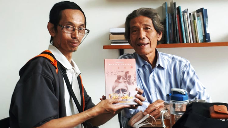 Penulis (kiri) bersama Martin Aleida, sastrawan Indonesia - (Sumber: Didin/PMN)