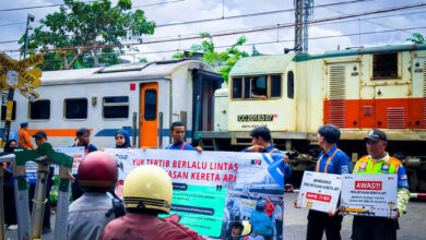 Photo of KAI Daop 1 Jakarta Bersama Komunitas Railfans Gencarkan Sosialisasi Keselamatan di Perlintasan Sebidang JPL 38 Stasiun Kramat