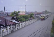 Photo of KAI Daop 1 Utamakan Keselamatan, Lakukan Penyesuaian Perjalanan KA Dampak Banjir Pekalongan