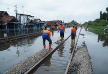 Photo of Cuaca Ekstrem dan Banjir Ganggu Operasional KA, KAI Pastikan Jalur Sragi–Pekalongan Mulai Berangsur Normal