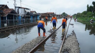 Photo of Cuaca Ekstrem dan Banjir Ganggu Operasional KA, KAI Pastikan Jalur Sragi–Pekalongan Mulai Berangsur Normal