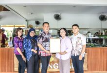 Photo of SUCOFINDO Perkuat Jaminan Produk Halal, Tuniang Bali Raih Sertifikat Halal
