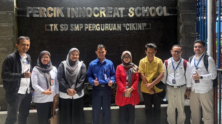 Mahasiswa Program Magister Ilmu Komunikasi Universitas Paramadina mengunjungi Sekolah Perguruan Cikini, Jakarta, disambut oleh Kepala SMP Perguruan Cikini, Sugeng Ependi (berbaju biru), dan Wakil Kepala Sekolah, Zakiyatul Fikriyyah (berbaju merah) pada 18 Mei 2026.