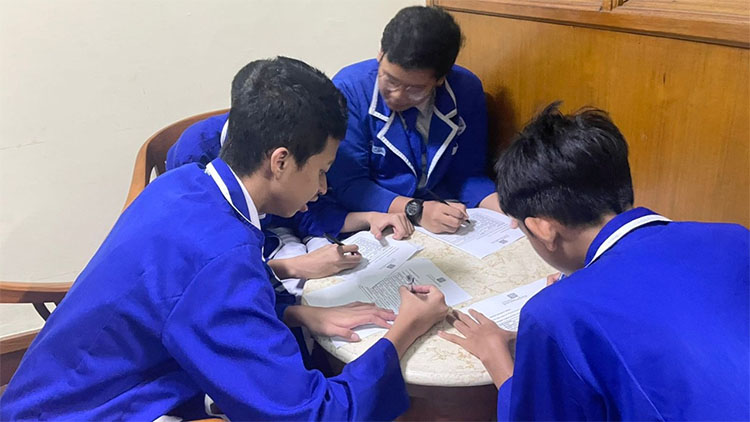 Siswa SMP Perguruan Cikini sedang mengisi kuesioner yang diberikan oleh mahasiswa Program Magister Ilmu Komunikasi Universitas Paramadina untuk keperluan social mapping.