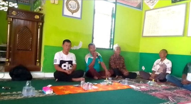 Salah seorang tokoh masyarakat, Hendrik T.P., S.Pd., sedang menyampaikan aspirasinya - (Sumber: PMN)