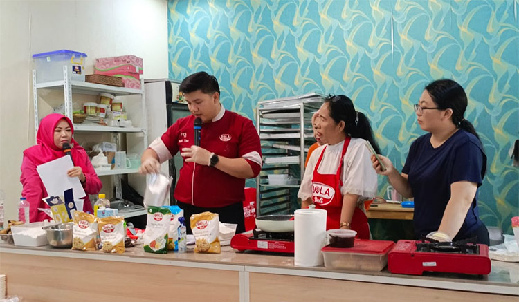 Praktik pembuatan kue berbahan bebas gluten - (Sumber: Rilis Tim Media PWDPI)