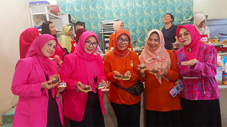 Ibu-ibu peserta pelatihan membuat kue berbahan bebas glutin sedang menunjukkan kue hasil kreasi mereka - (Sumber: Rilis Tim Media PWDPI)