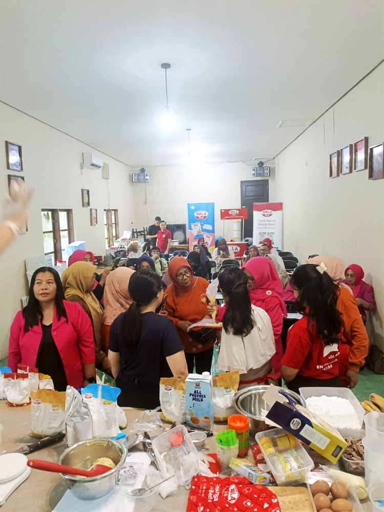Suasana kesibukan ibu-ibu peserta pelatihan membuat kue berbahan bebas glutin - (Sumber: Rilis Tim Media PWDPI)